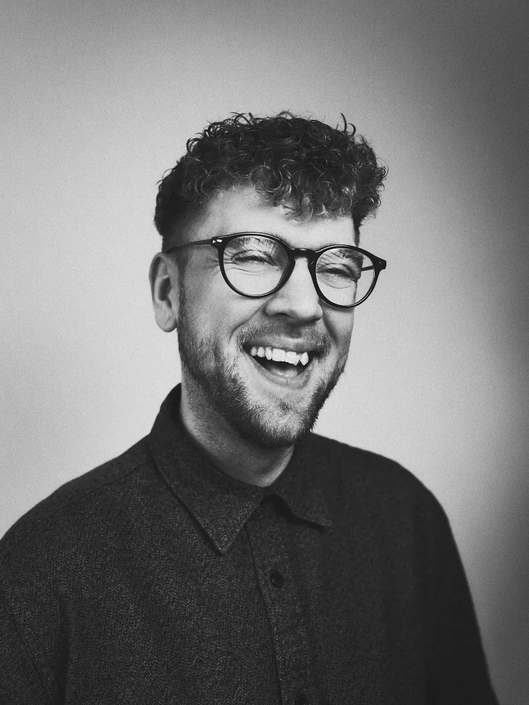 Marcel Schultze, Hochzeitsfotograf aus Niederbayern, im Schwarz-Weiß-Portrait