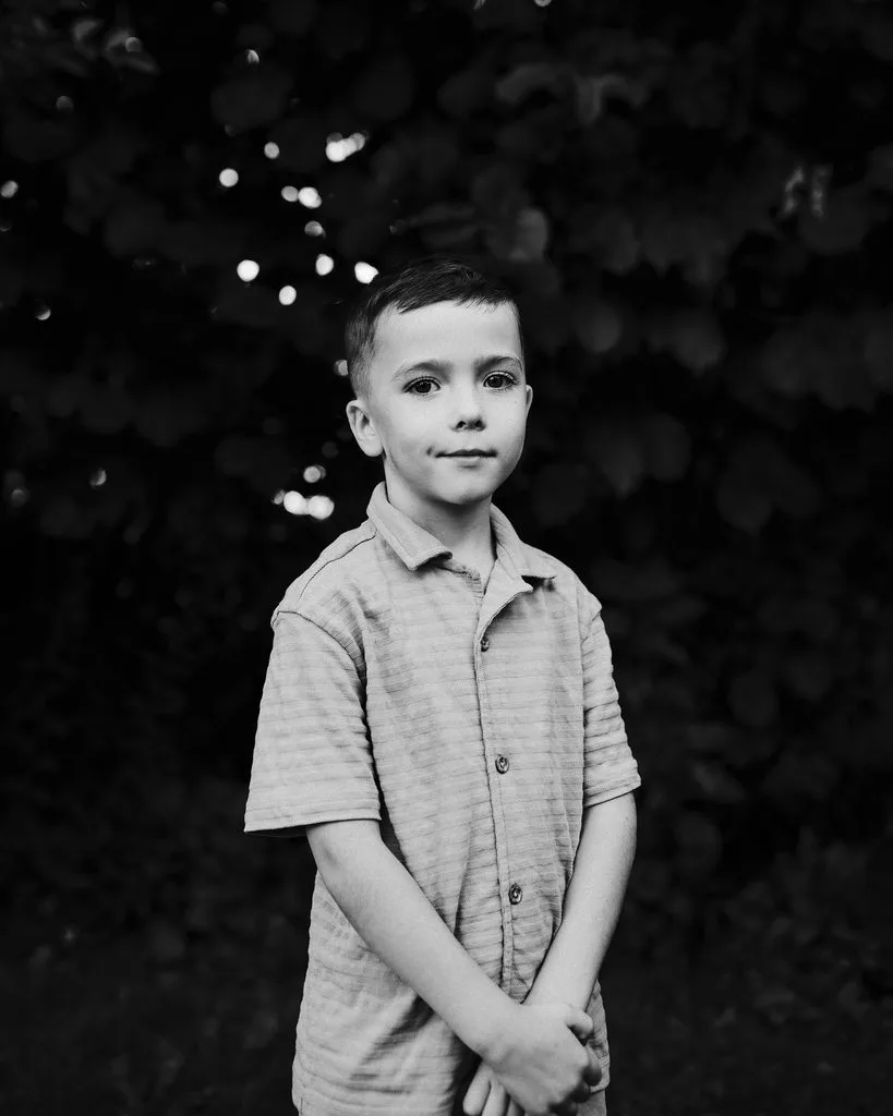 Portrait eines Jungen im Garten, Schwarz-Weiß
