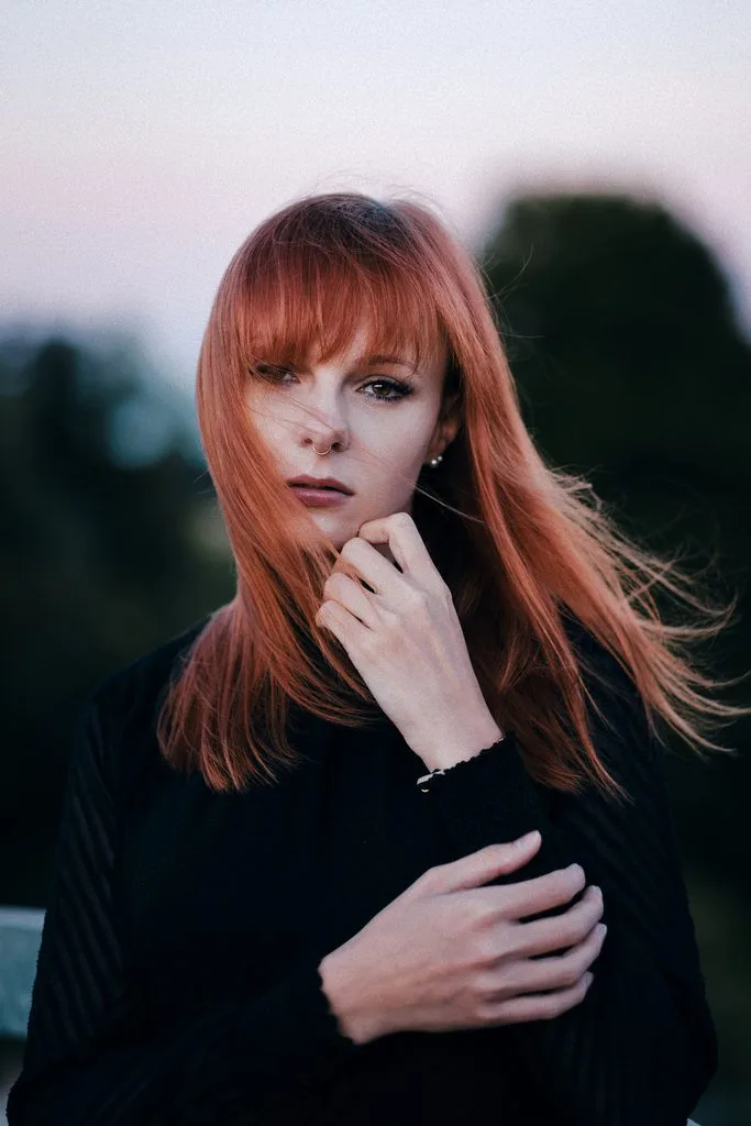 Portrait einer Frau mit roten Haaren im Abendlicht