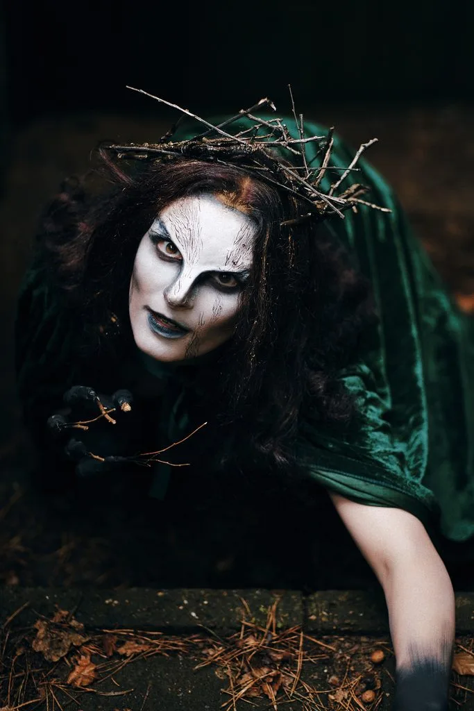 Kreatives Fantasy-Portrait mit Maske und Zweigkrone