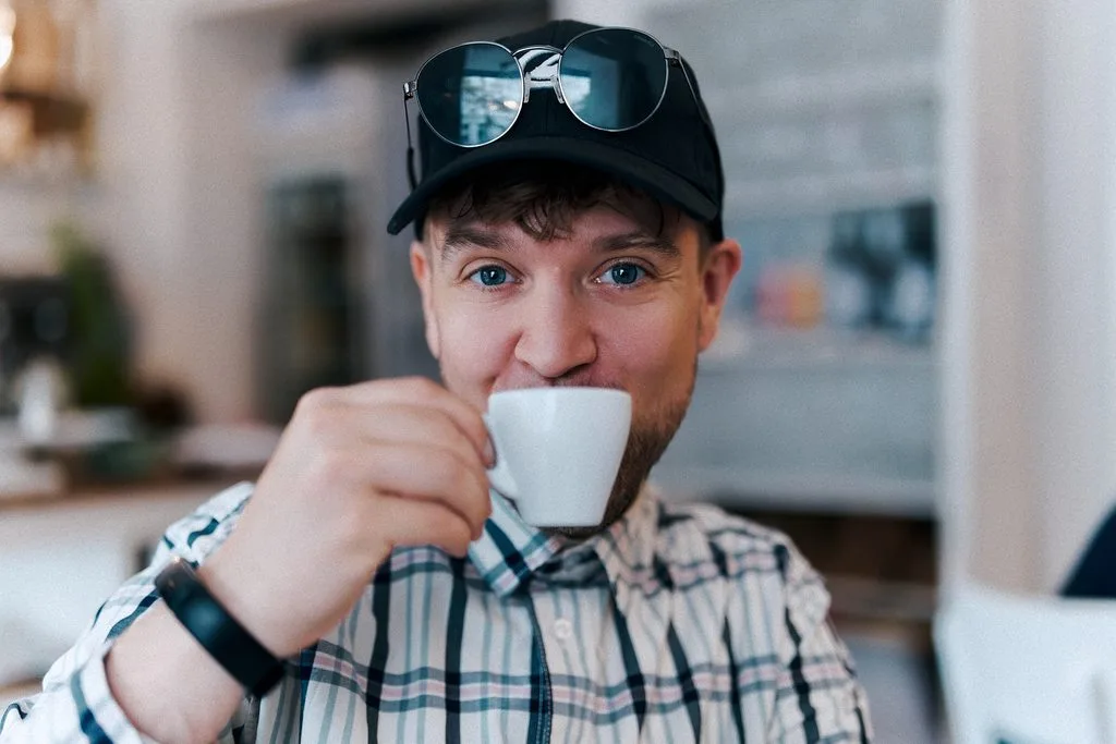 Marcel Schultze mit Basecap und Sonnenbrille trinkt einen Espresso