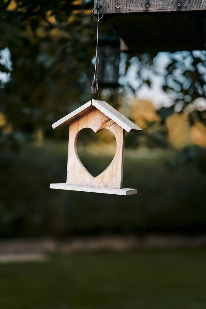 Vogelhäuschen mit Herz-Ausschnitt als Dekoration im Hochzeitsgarten